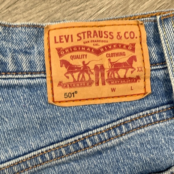 Levi’s Medium Wash Button Fly Cut Off Style Stretch Denim Shorts size 27 - Picture 3 of 10